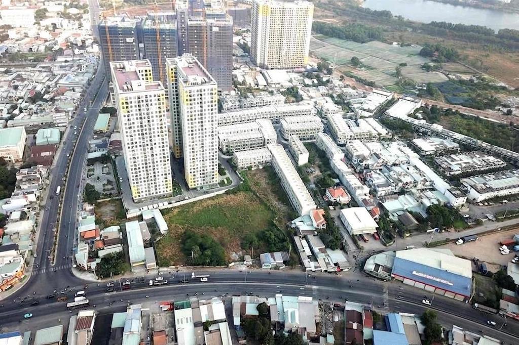 Nhà 1 trệt 3 lầu xây kiên cố, dtxd 222m2 cạnh làng đhqg tp.hcm