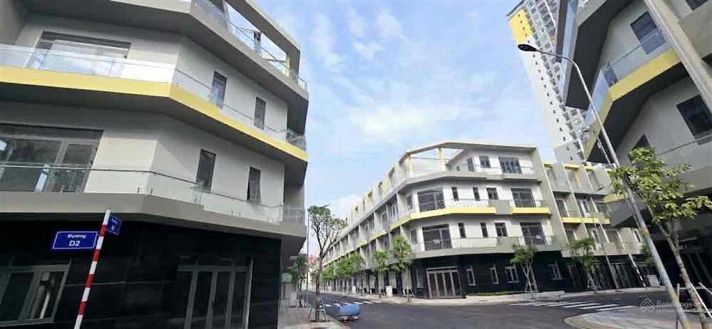Nhà 1 trệt 3 lầu xây kiên cố, dtxd 222m2 cạnh làng đhqg tp.hcm
