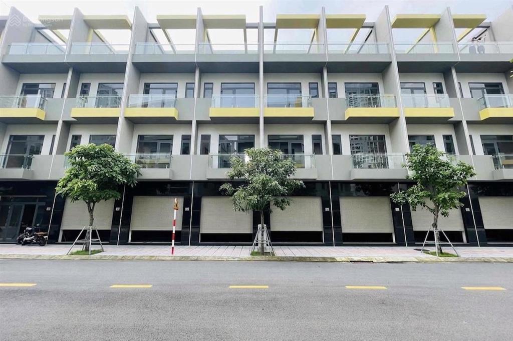 Nhà 1 trệt 3 lầu xây kiên cố, dtxd 222m2 cạnh làng đhqg tp.hcm