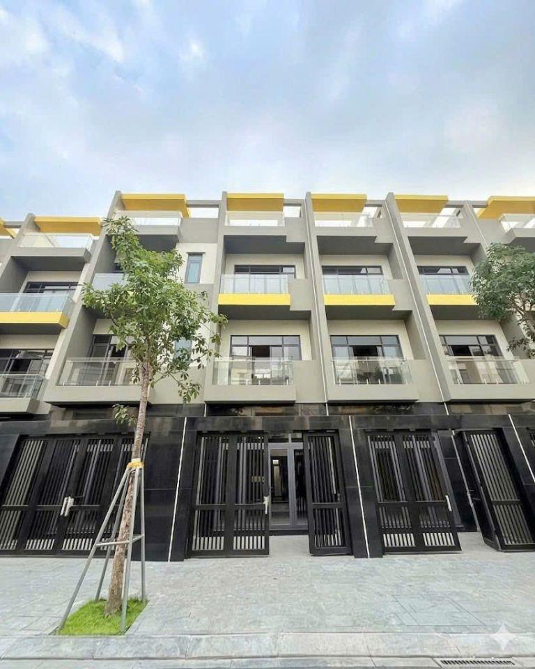 700tr soqr hữu nhà 1 trệt 2 lầu gần TT hành chính Tân Uyên