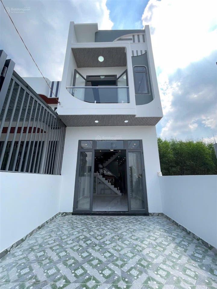 Nhà lầu cách ngã tư bến cá 1km