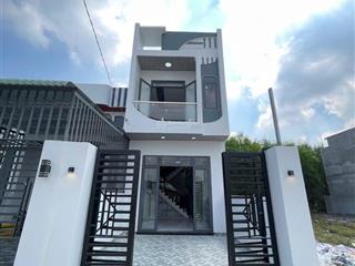 Nhà lầu cách ngã tư bến cá 1km