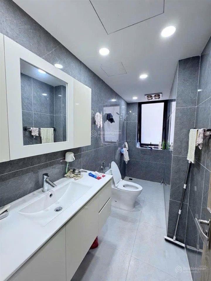 Có 1 0 2 mặt phố phân lô trần quang diệu sát quận ủy đđ, 200m ra hồ hoàng cầu, 50m2*5t*37 tỷ