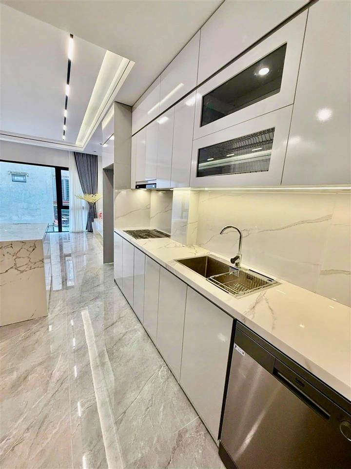 BÁN NHÀ CỔ LINH - THẠCH BÀN – THANG MÁY – GARA 2 Ô TÔ – FULL NỘI THẤT – 7 TẦNG 
Vị trí