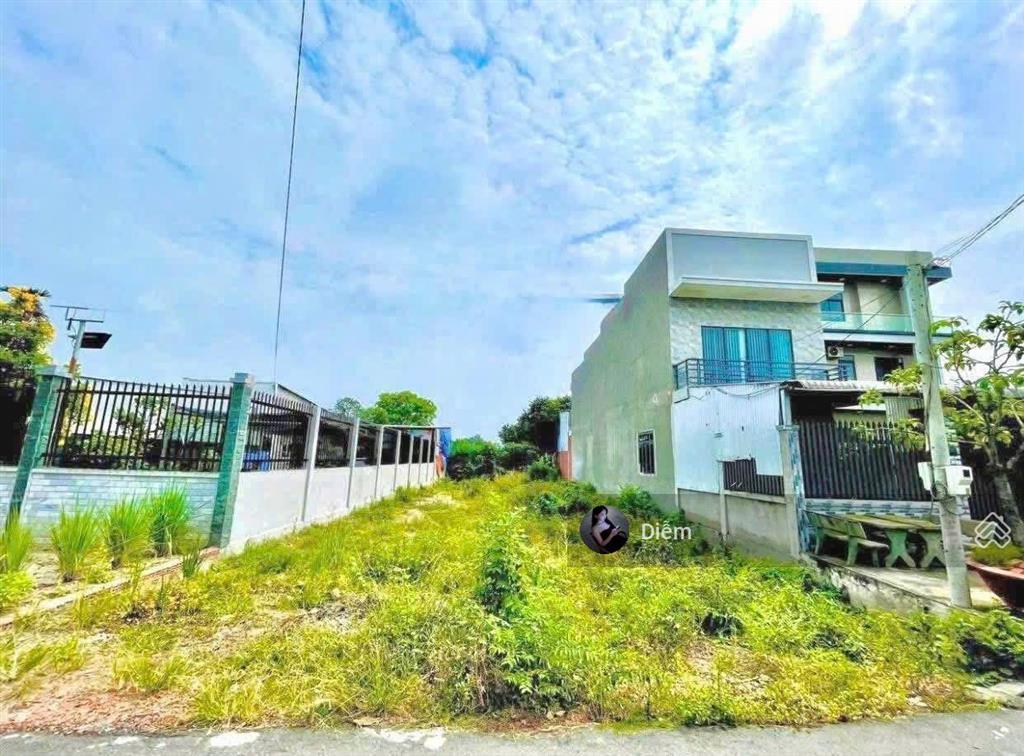 Cần bán đất 336m2 giá 900tr gần sát cổng chào tây ninh cách tầm 800m chỉ 5 phút đi xe, có sổ riêng