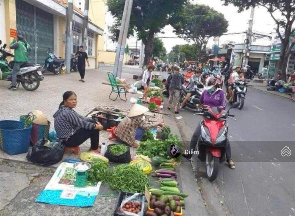 Cần bán gấp lô đất đ.tỉnh lộ 7 cách chợ phước thạnh chỉ 5p đi xe, dt 150m2 giá 950tr, sổ hồng riêng
