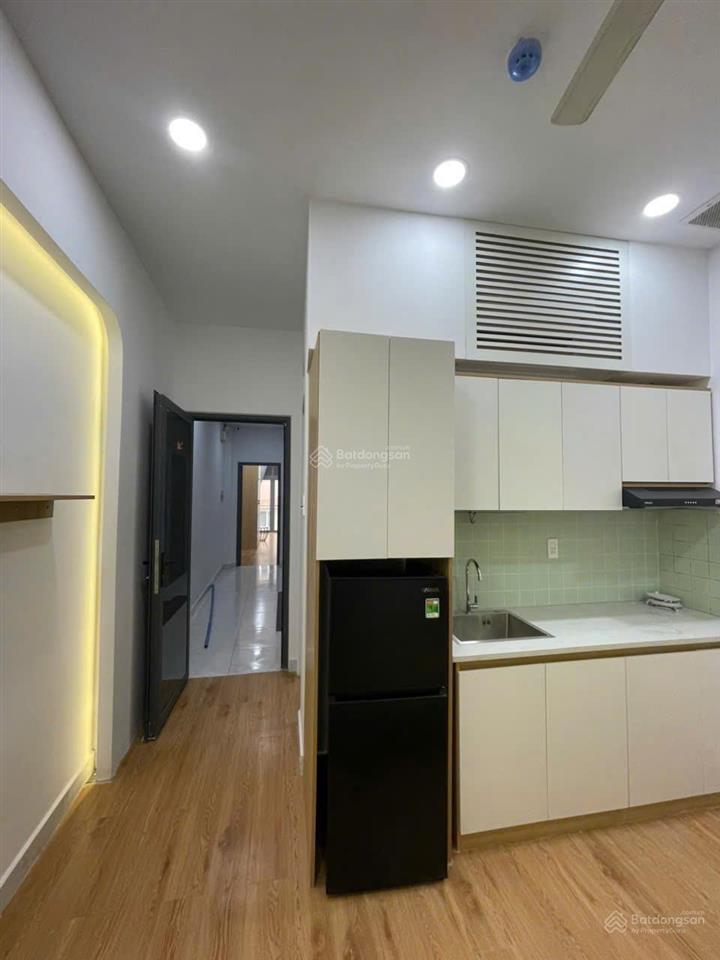 Tôi là chủ nhà cần bán gấp chdv 80tr/th 11pn khép kín có thang máy hẻm ngắn xe hơi vào sát q1 200m