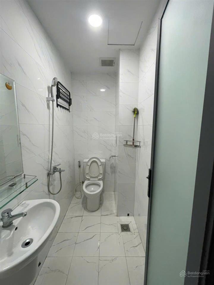 Tôi là chủ nhà cần bán gấp chdv 80tr/th 11pn khép kín có thang máy hẻm ngắn xe hơi vào sát q1 200m