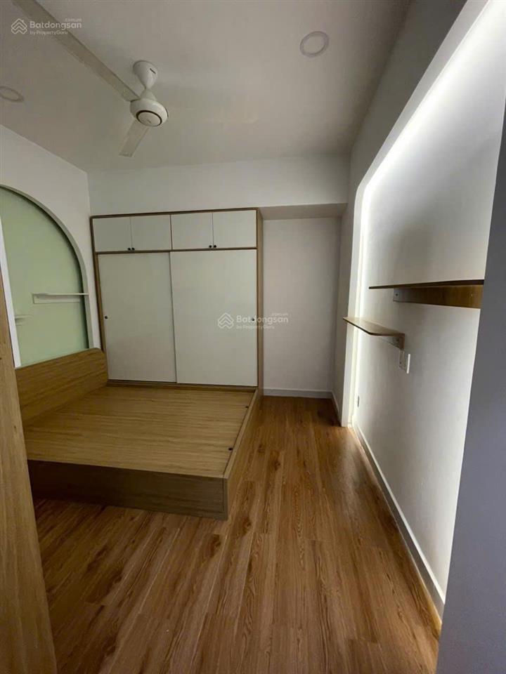 Tôi là chủ nhà cần bán gấp chdv 80tr/th 11pn khép kín có thang máy hẻm ngắn xe hơi vào sát q1 200m