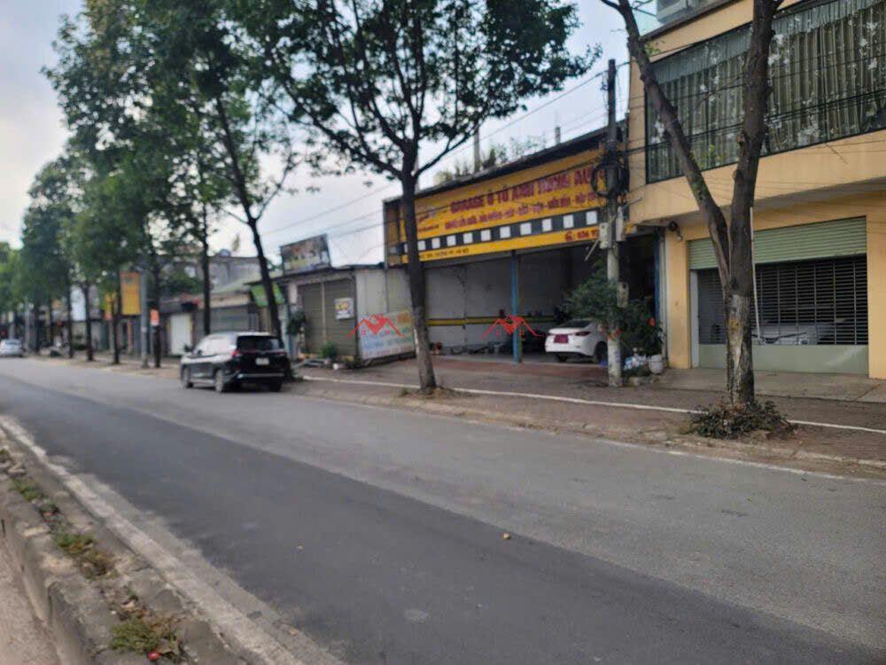 Chính chủ Bán nhà mặt phố, Quốc lộ 6, Thị trấn Chúc Sơn, 161.8m2, sử dụng 256m2; giá 26 tỷ
