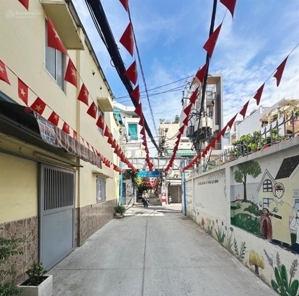 Bán nhà riêng đường nguyễn đình chính phường 8. nhà còn mới, giá hơn 5 tỷ hẻm xe hơi 1 trục.