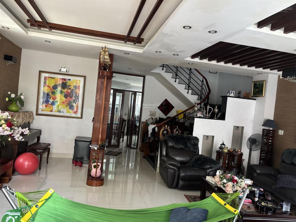 Nhà riêng, 1 tầng hầm, 1 trệt,1/2 lầu.