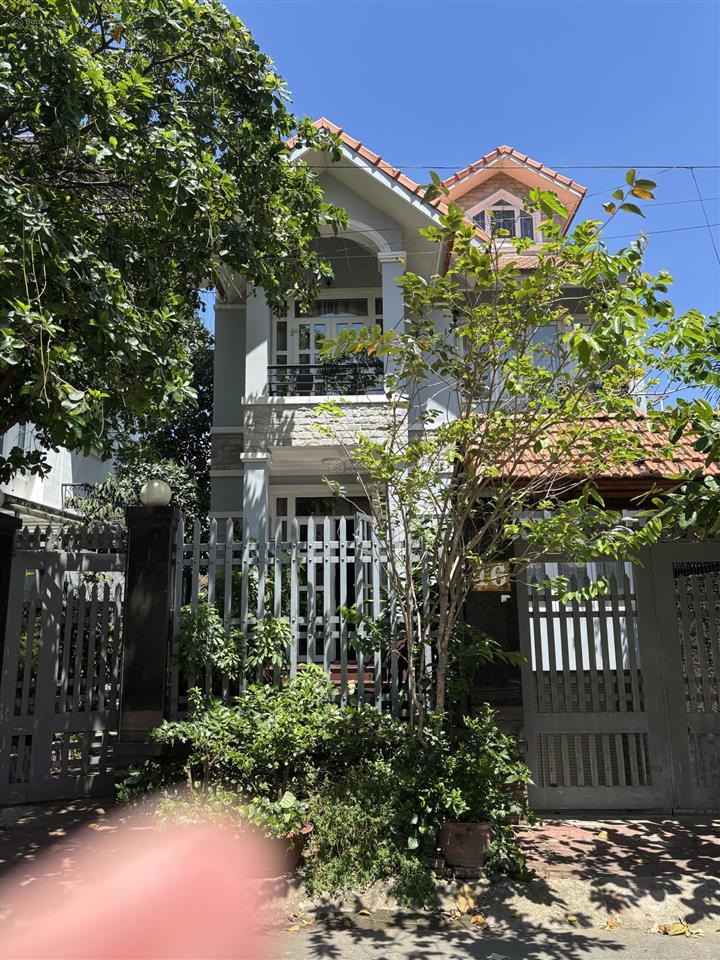 Nhà riêng, 1 tầng hầm, 1 trệt,1/2 lầu.