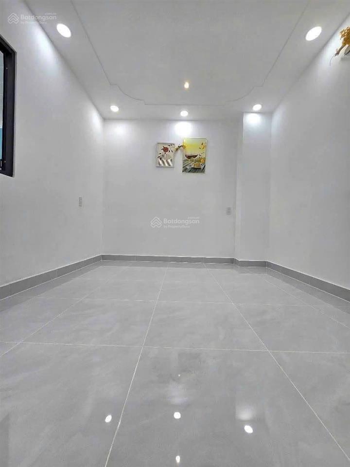 Hạ giá 200tr bán nhanh nhà mới full nội thất 5x25m, trệt 1 lầu, ngay chợ long thượng