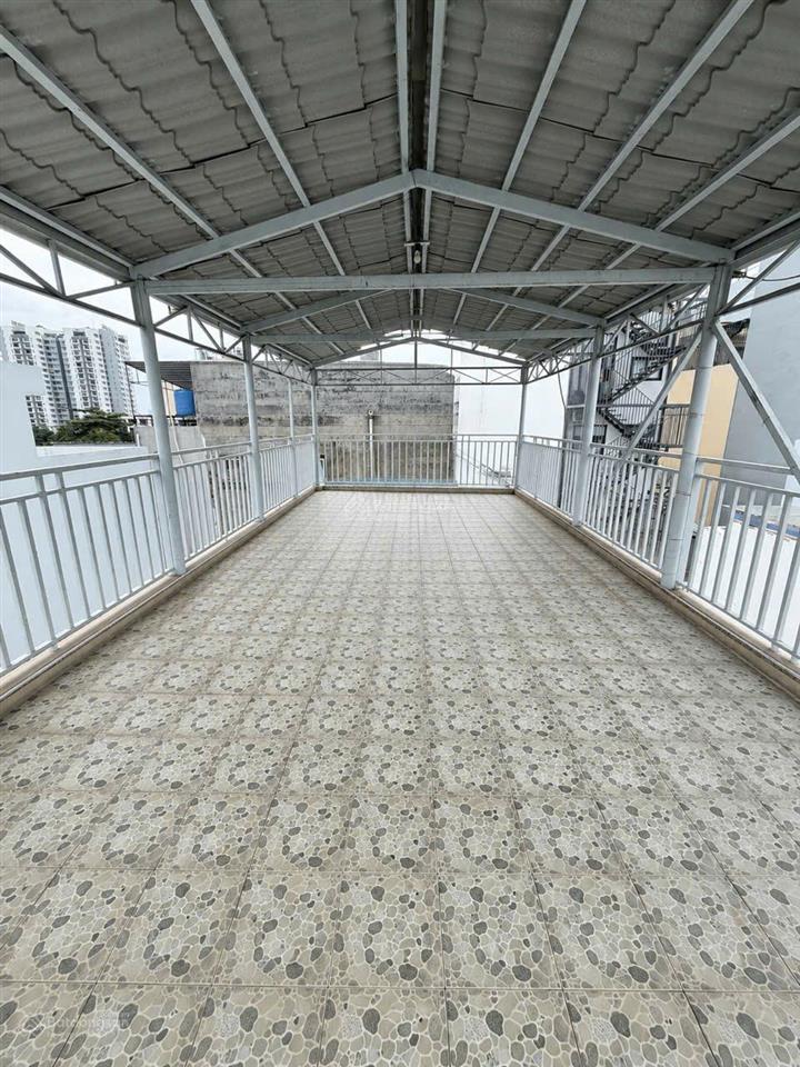 Nhà gần tô hiệu hẻm xe hơi 2 lầu sân thượng 5.85 tỷ