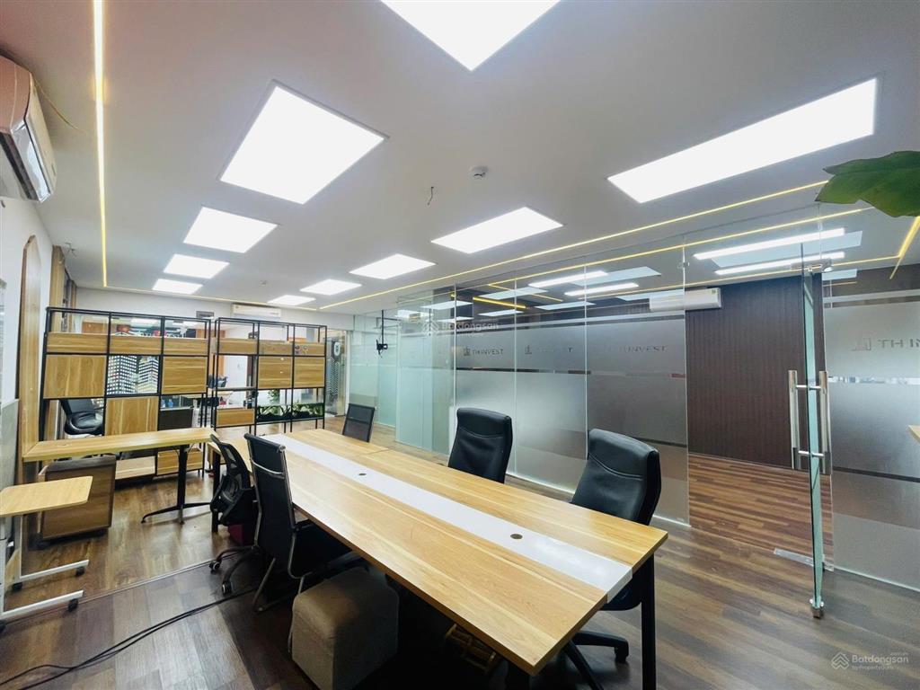 Cho thuê văn phòng sẵn nội thất  ngăn sẵn 3 phòng mặt phố hoàng cầu  ô chợ dừa  đống đa  hà nội
