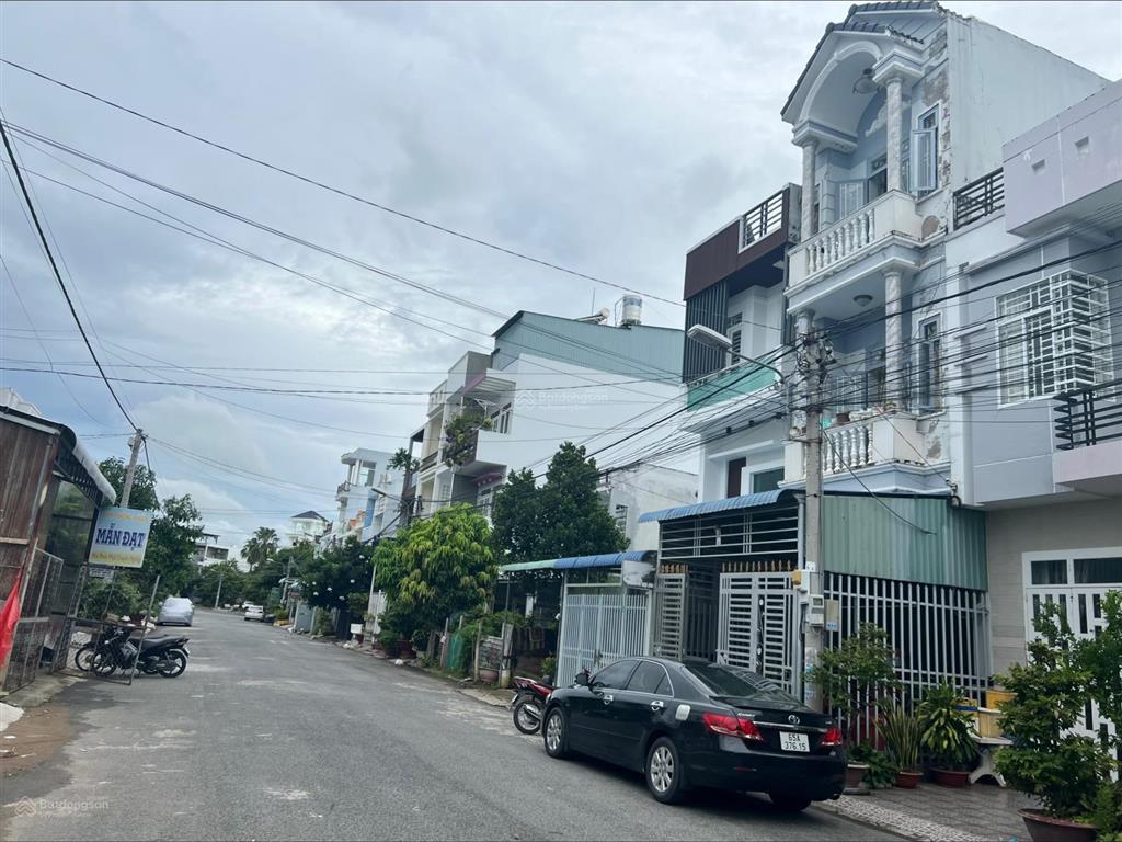 Chính chủ cần bán nhà ở riêng lẻ. một chệt, 2 lầu, vị trí 2 mặt tiền đường lớn.