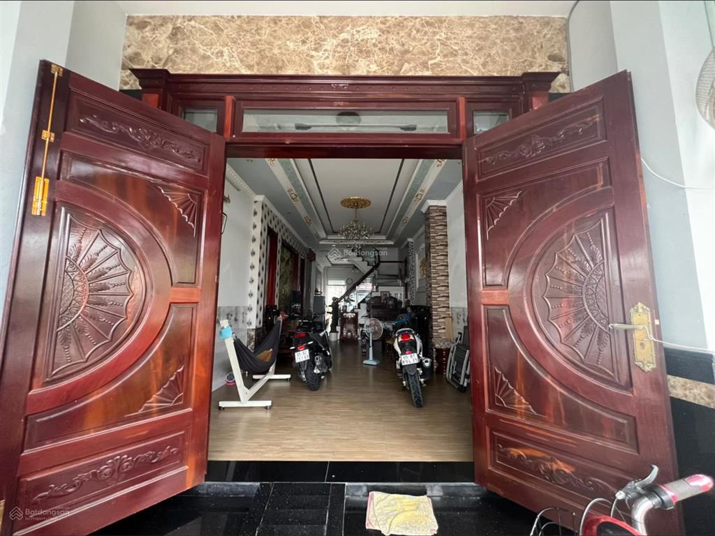 Chính chủ cần bán nhà ở riêng lẻ. một chệt, 2 lầu, vị trí 2 mặt tiền đường lớn.