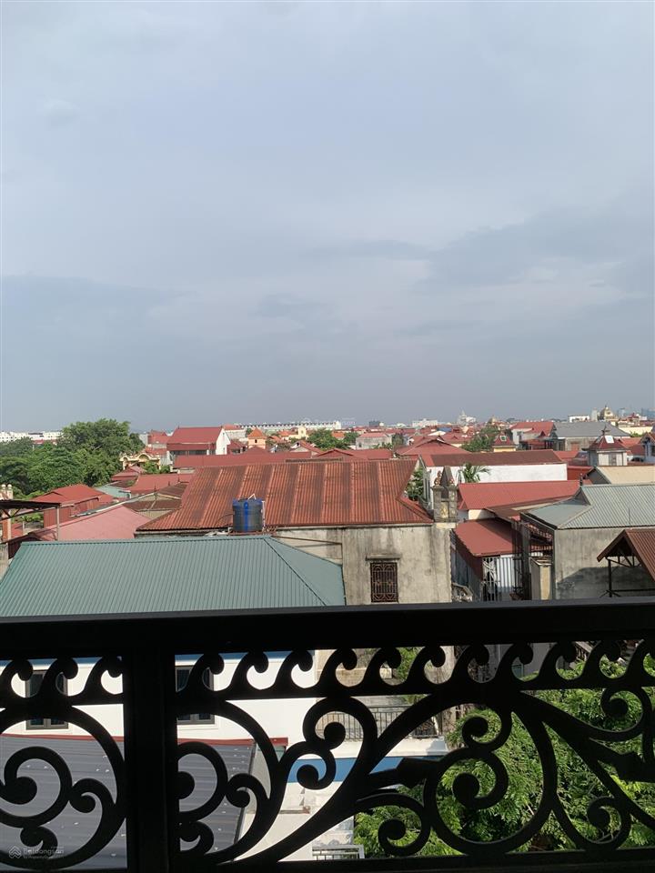 Nhà đẹp 5 tầng nội thất gỗ hương cao cấp sổ đỏ chính chủ, phong thuỷ tốt, thoáng mát