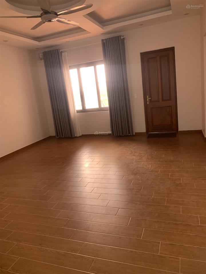 Nhà 5 tầng đẹp nội thất toàn bộ gỗ hương ta cao cấp gia chủ để lại hết, sổ đỏ nét căng