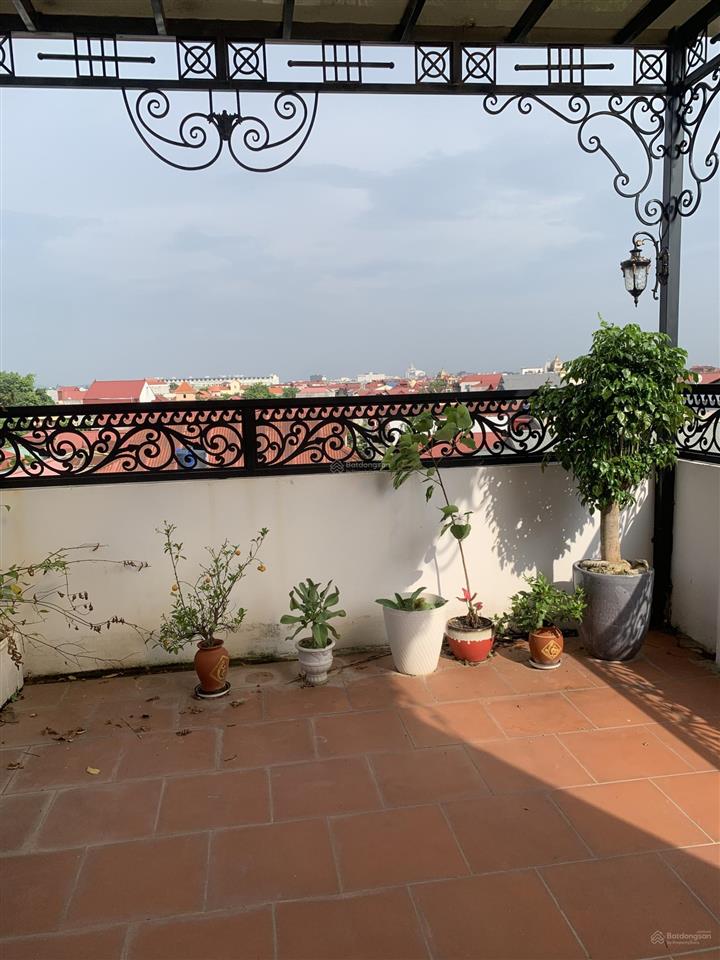 Nhà 5 tầng đẹp nội thất toàn bộ gỗ hương ta cao cấp gia chủ để lại hết, sổ đỏ nét căng