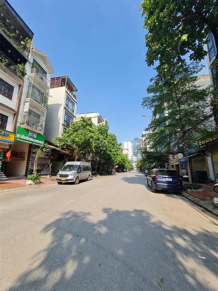 Đất phân lô tđc phú diễn  đối diện trường đh tài nguyên và môi trường  100m2 mặt tiền 6m