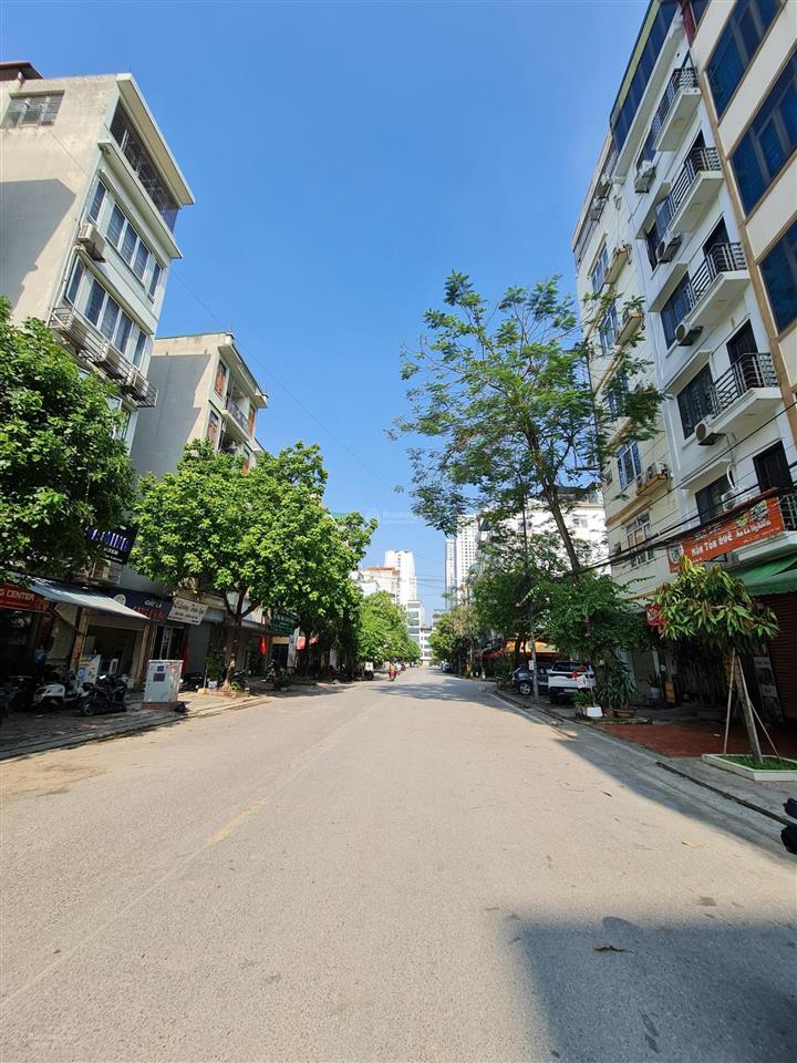 Đất phân lô tđc phú diễn  đối diện trường đh tài nguyên và môi trường  100m2 mặt tiền 6m