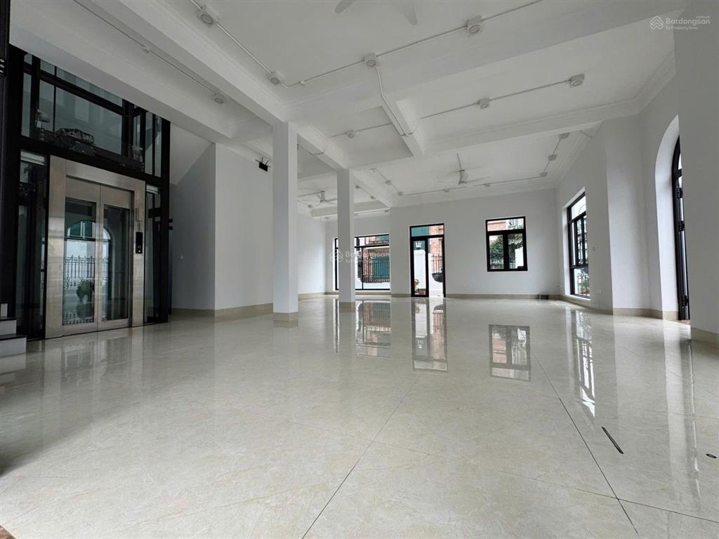 Biệt thự lô góc 3 mặt tiền phố sa đôi 210m mt 27m. thang máy nhập khẩu
