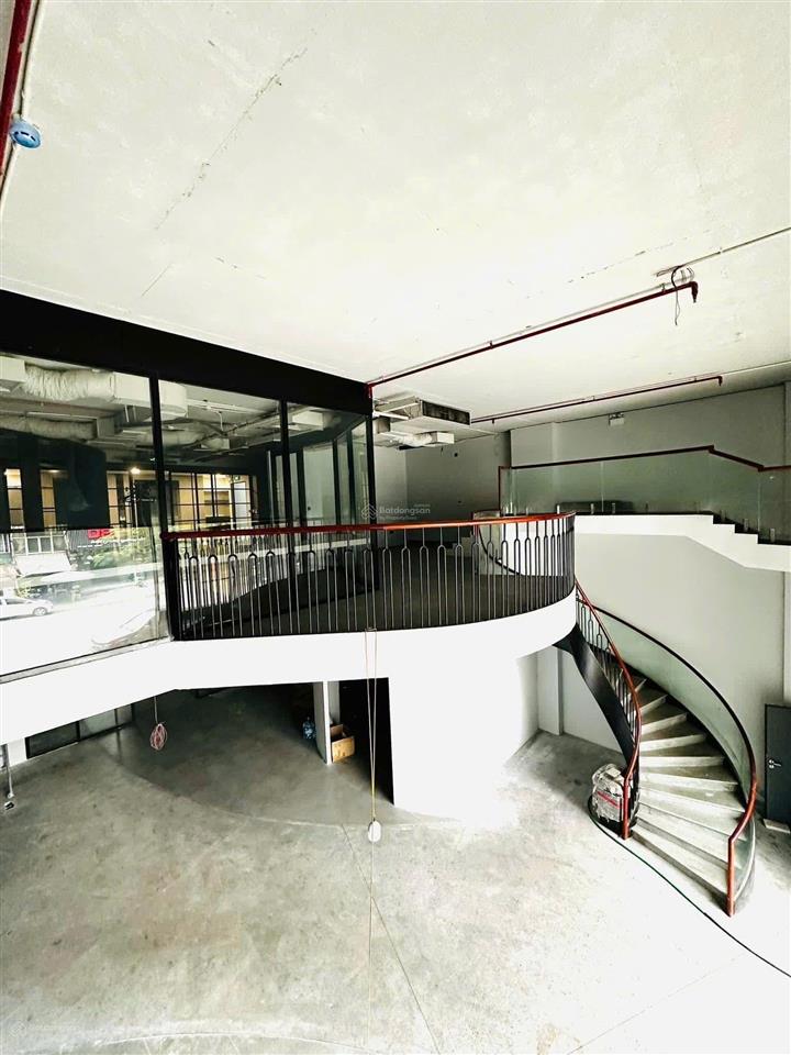 T òa văn phòng mặt phố xuân la diện tích ~270 m2 nhà 9 tầng mặt tiên 12m
chào bán 220 tỷ