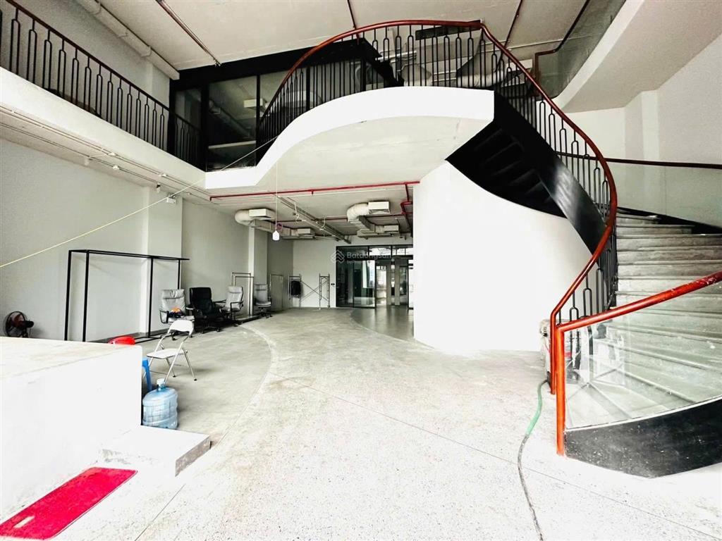T òa văn phòng mặt phố xuân la diện tích ~270 m2 nhà 9 tầng mặt tiên 12m
chào bán 220 tỷ