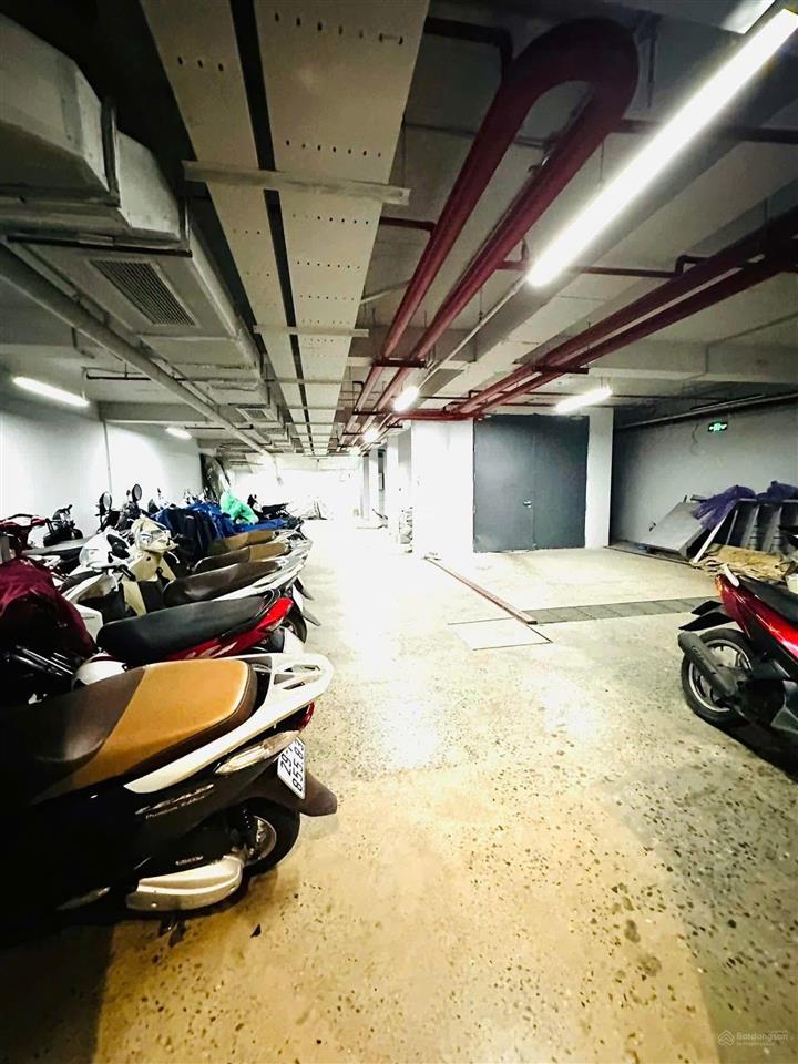 T òa văn phòng mặt phố xuân la diện tích ~270 m2 nhà 9 tầng mặt tiên 12m
chào bán 220 tỷ