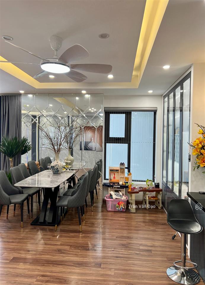 Chính chủ gửi em bán gấp căn 2pn 100m2 tại chelsea park, view bể bơi, giá chỉ 9 tỷ 0976 044 ***