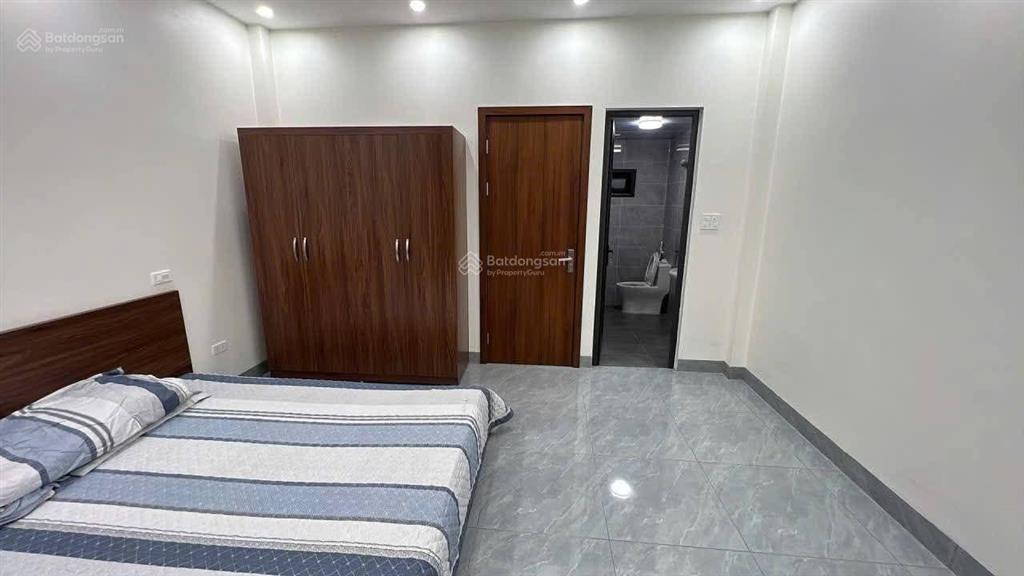 Nhà xây mới  mặt tiền rộng  thang máy xịn