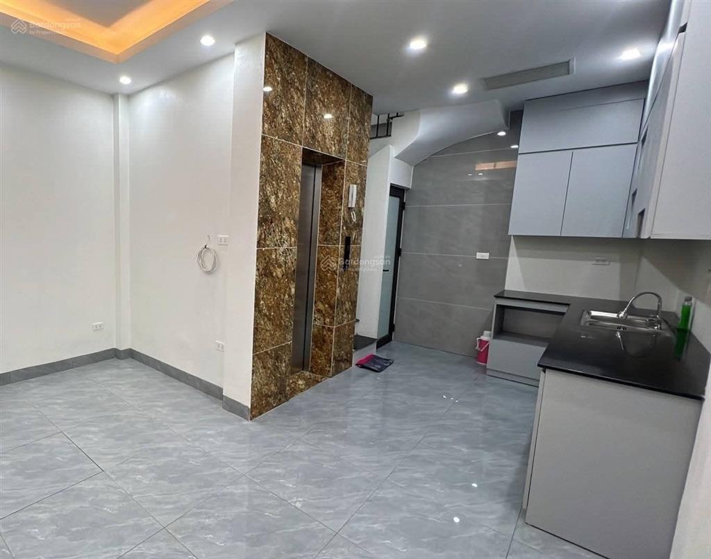 Nhà xây mới  mặt tiền rộng  thang máy xịn