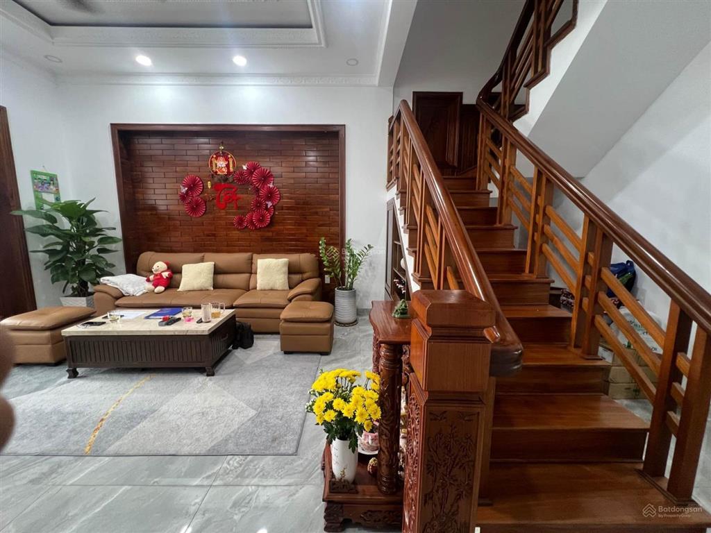 Bán nhà vip  xe hơi đậu cửa  kdc hồng long  sát trường đại học  1 trệt 1 lầu