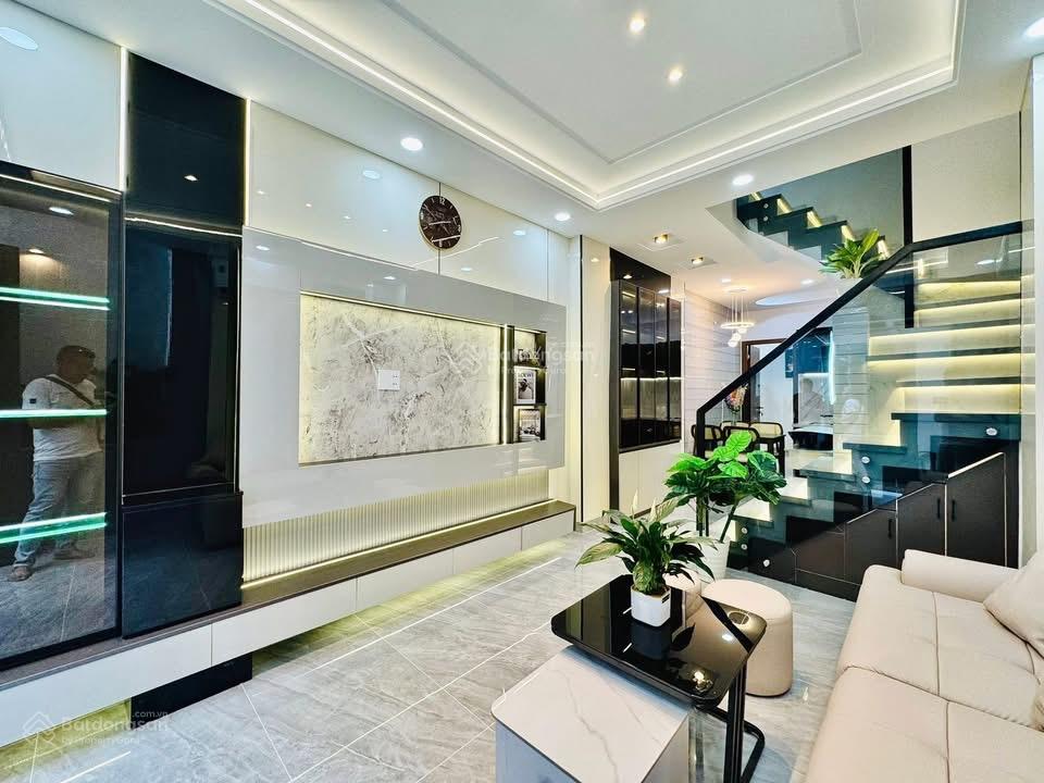 Nhà đẹp nguyễn văn công gv 5 tỷ 350  ngang 5m  4 pn 3 wc