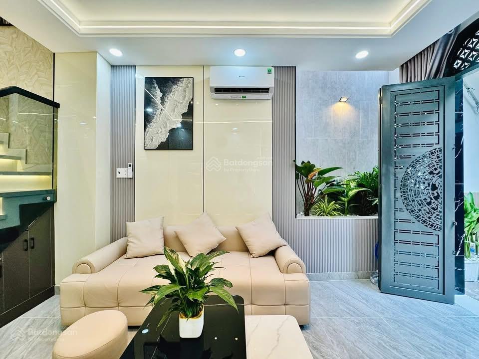 Nhà đẹp nguyễn văn công gv 5 tỷ 350  ngang 5m  4 pn 3 wc
