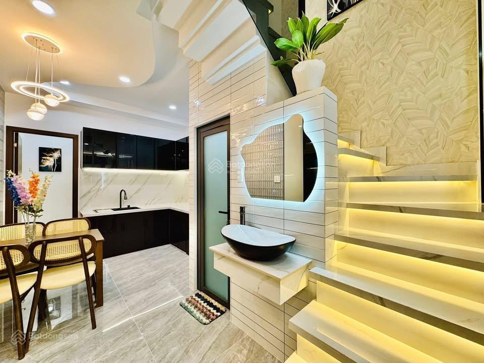 Nhà đẹp nguyễn văn công gv 5 tỷ 350  ngang 5m  4 pn 3 wc