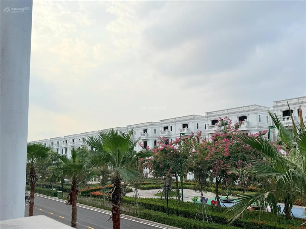 Biệt thự có hầm riêng, sở hữu riêng công viên xanh mát. mức giá đẹp chính sách tốt, sổ cầm tay