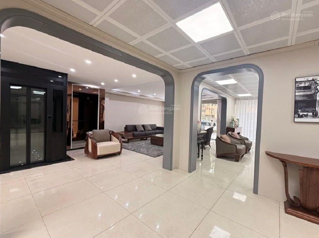 Bán nhà phố nguyễn đổng chi 68m 6 tầng thang máy lô góc ô tô tránh 31.5 tỷ
vị trí đẹp tt từ liêm
