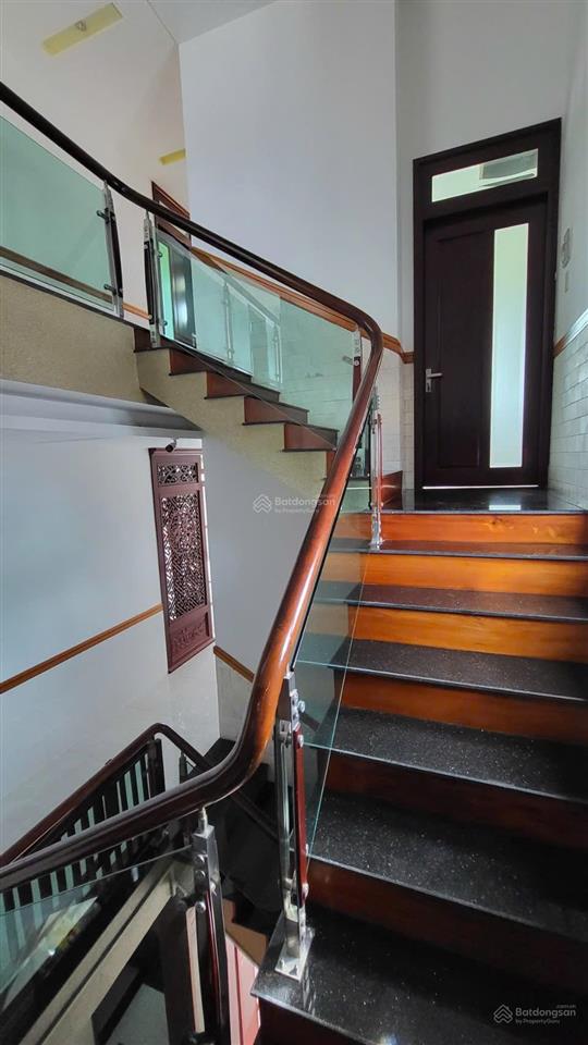 Cho thuê nhà 8m mặt tiền đường ven biển. đầy đủ nội thất cao cấp, 6 phòng ngủ, 5 phòng tắm