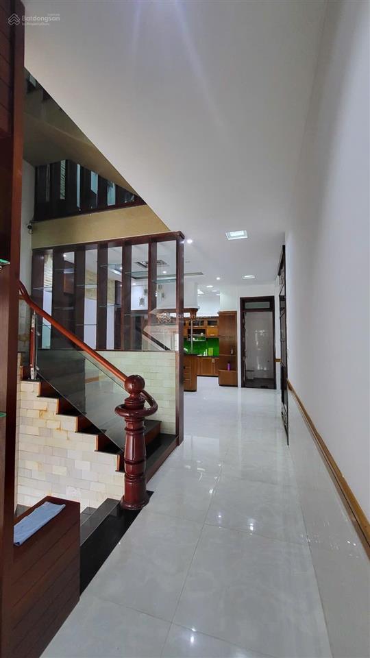 Cho thuê nhà 8m mặt tiền đường ven biển. đầy đủ nội thất cao cấp, 6 phòng ngủ, 5 phòng tắm