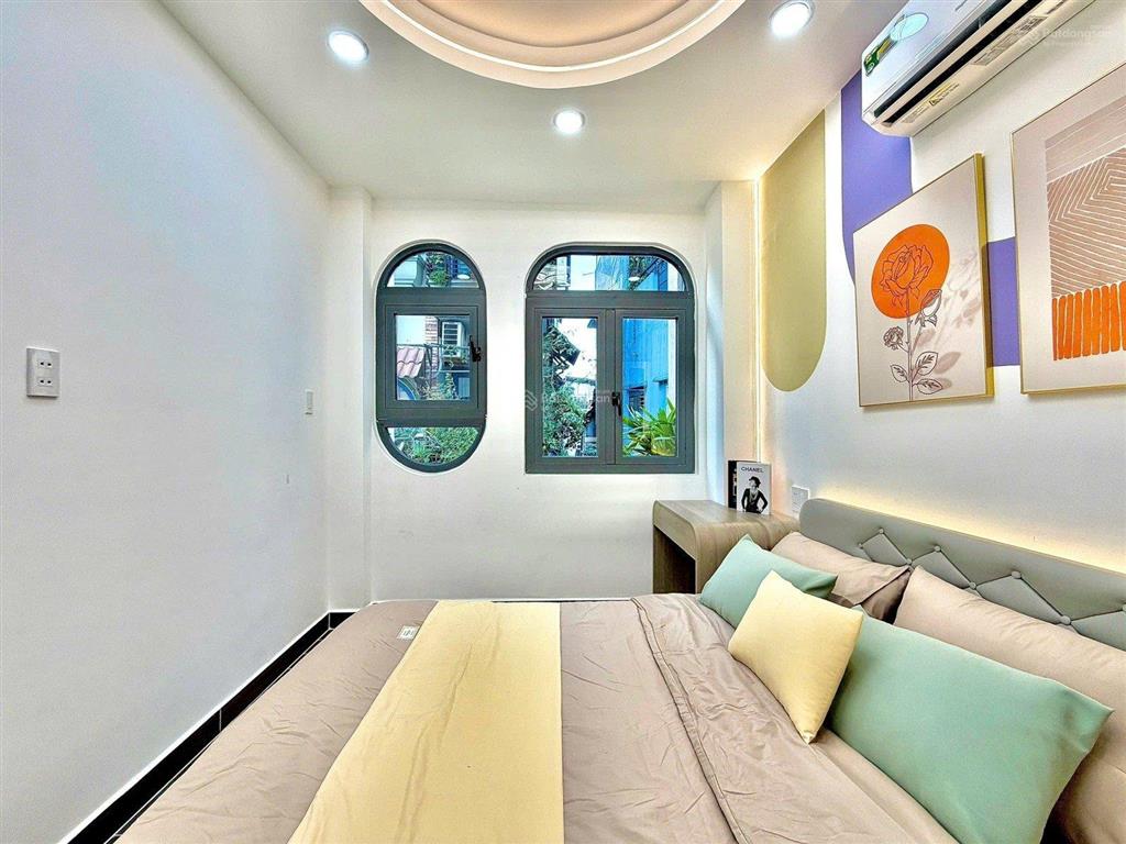 Nhà sát mặt tiền 4 tầng  khu vip 6.75 tỷ phú nhuận 4 tầng hẻm xe hơi thông thoáng 6.75 tỷ