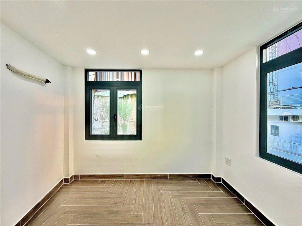Nhà sát mặt tiền 4 tầng  khu vip 6.75 tỷ phú nhuận 4 tầng hẻm xe hơi thông thoáng 6.75 tỷ