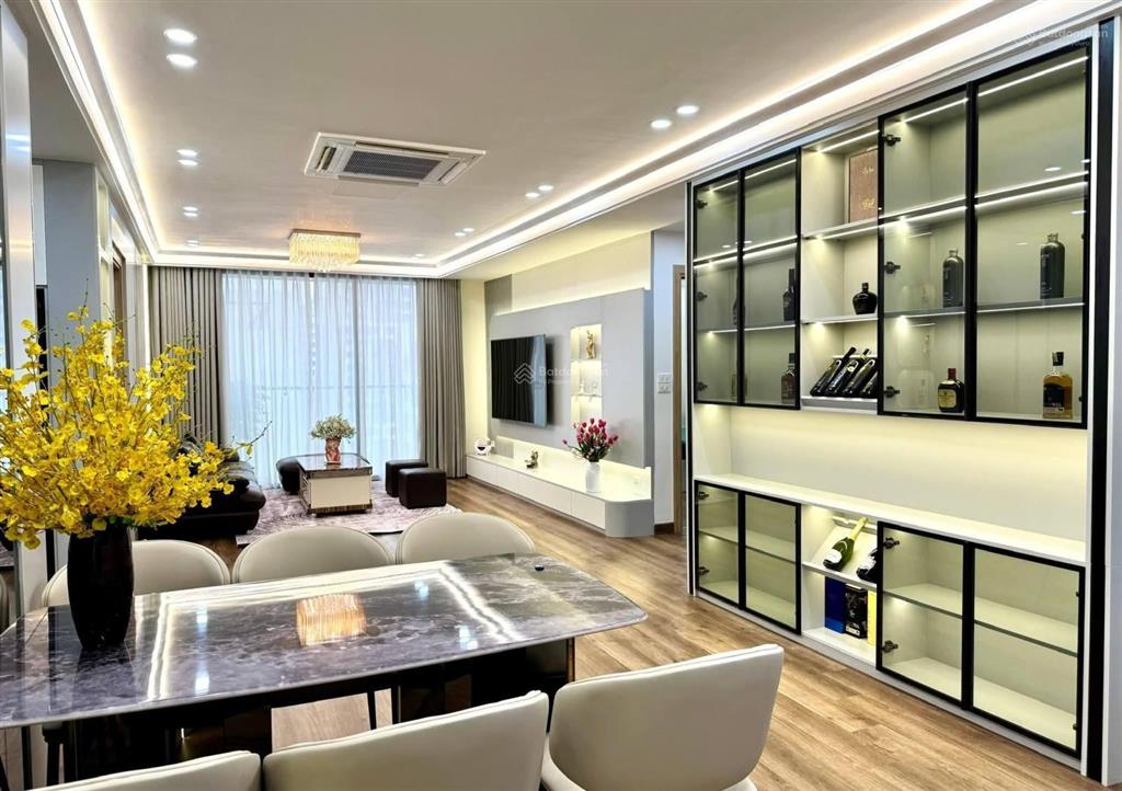 Chính chủ cần bán gấp căn hộ chung cư vườn đào 136m2 tầng cao view thoáng giá 10.3 tỷ.
