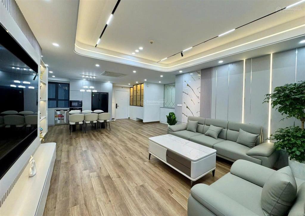 Chính chủ cần bán gấp căn hộ chung cư vườn đào 136m2 tầng cao view thoáng giá 10.3 tỷ.