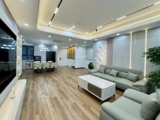 Chính chủ cần bán gấp căn hộ chung cư vườn đào 136m2 tầng cao view thoáng giá 10.3 tỷ.