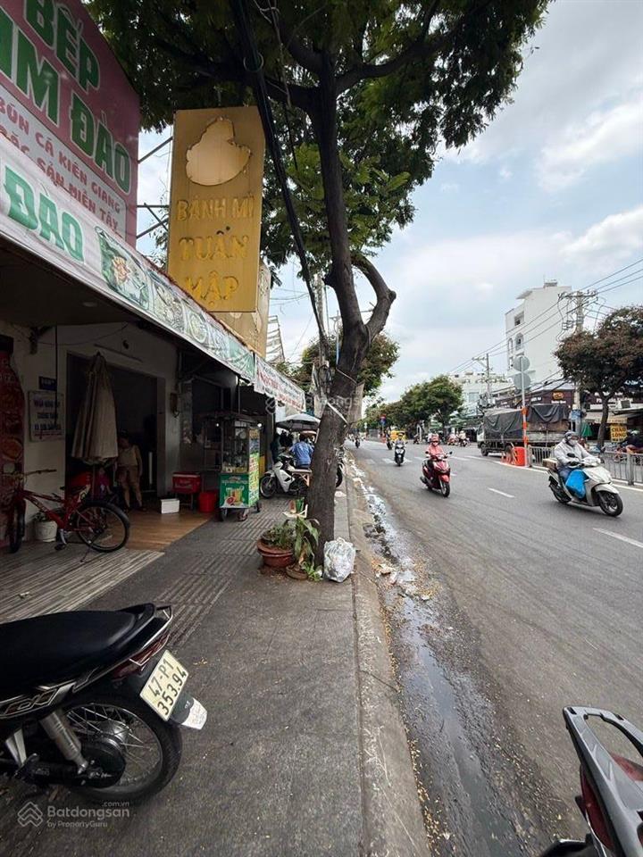 Bán nhà mt thoại ngọc hầu 4x27m  cấp 4 đang cho thuê 18tr giá 9.5 tỷ