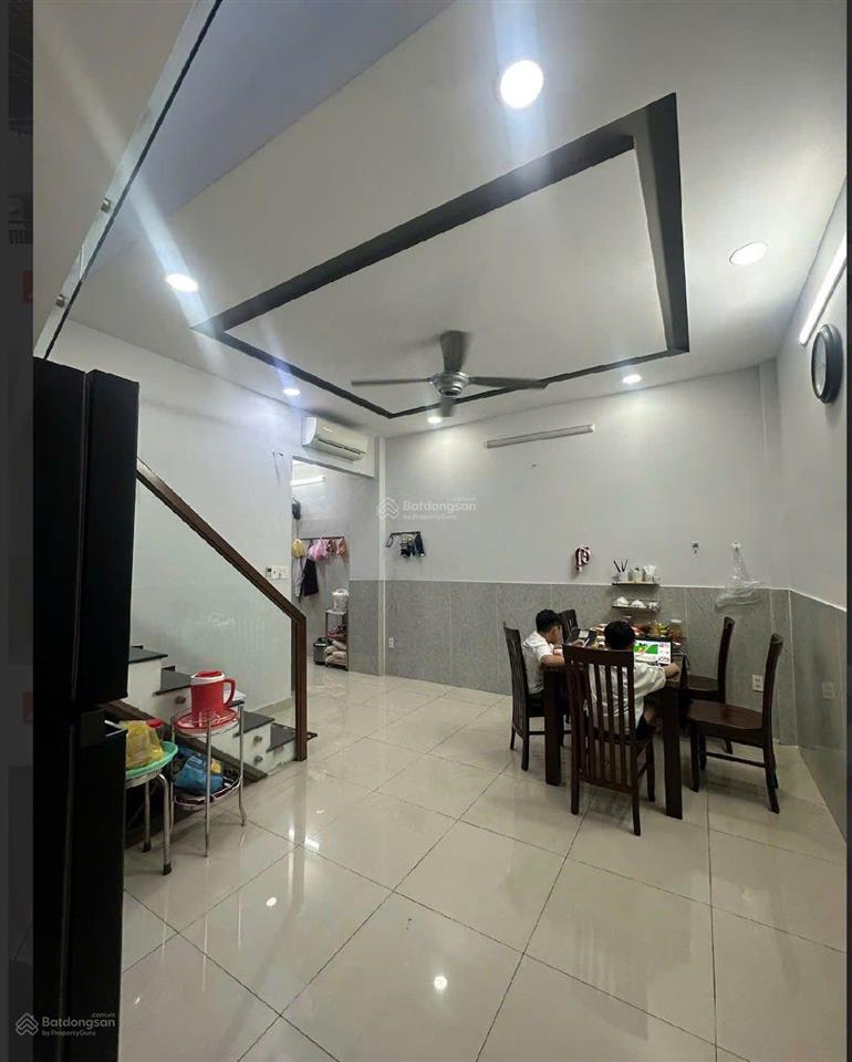 Bán nhà cách mặt tiền huỳnh văn bánh 20m  3 tầng (4m*20m). giá 13,99 tỷ (tl chính chủ)