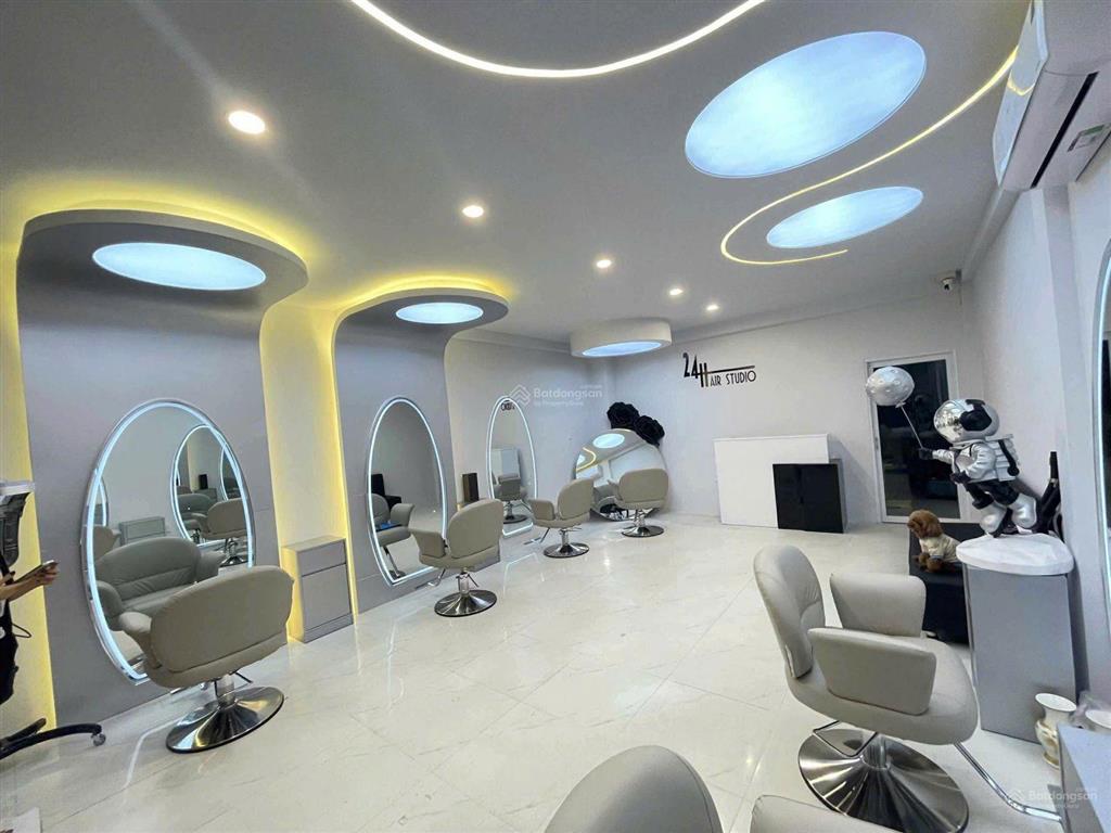 Bán nhà mặt tiền đường phan đình phùng 3 tầng (9,4x13) dòng tiền 70 triệu/tháng. giá 51,7 tỷ